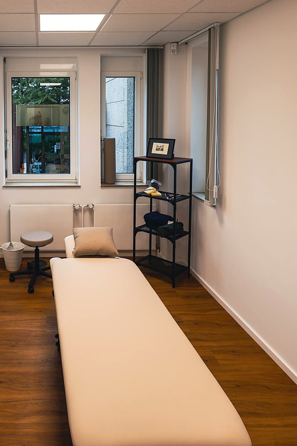 Moderner Behandlungsraum mit Therapieliege bei AMILU PHYSIO Oberursel
