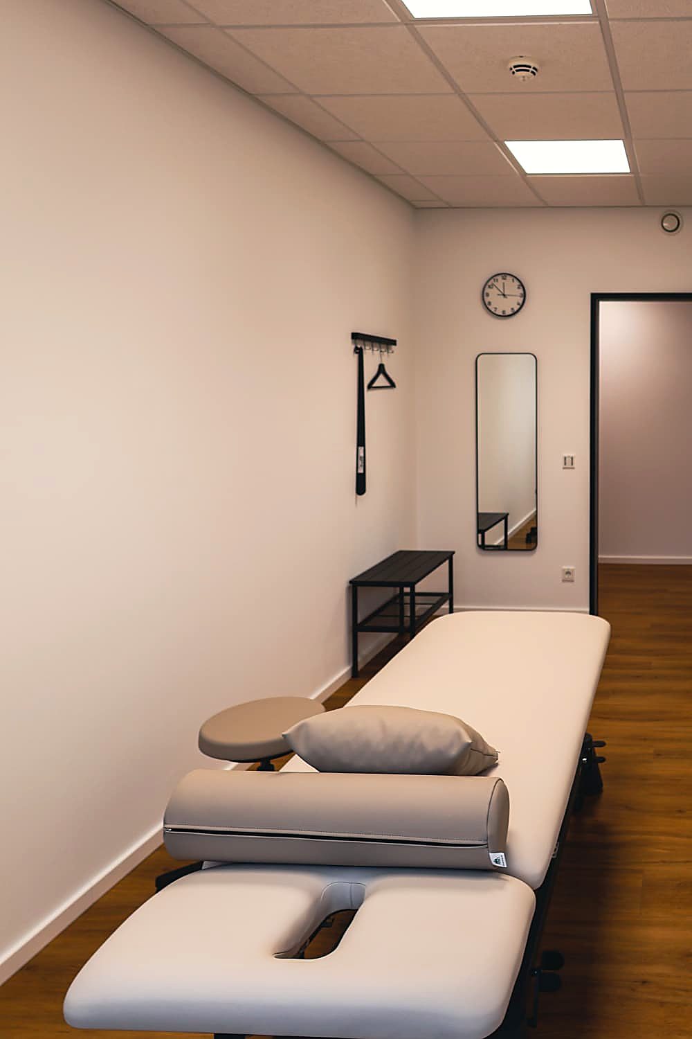 Heller Behandlungsraum der Physiotherapie-Praxis AMILU PHYSIO in Oberursel